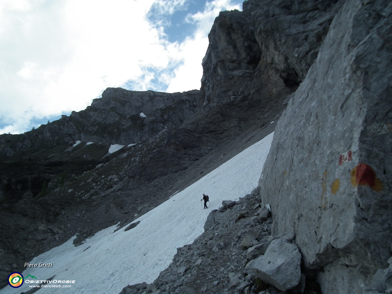 59 attraversiamo un nevaio in un canalone....JPG